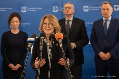 Zdjęcie z konferencji podczas której podpisana została umowa dot. utworzenia Rzeszowskiego Centrum ElektroEkologii. Fot. Grzegorz Bukała, Urząd Miasta Rzeszowa